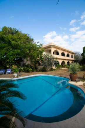 Maweni House - Beachfront, Pool, AC & Cook